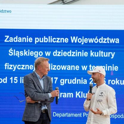 Uroczystość wręczenia symbolicznych czeków na Superauto.pl Stadionie Śląskim, wspierająca lokalne kluby sportowe. (wygenerowano przez AI)