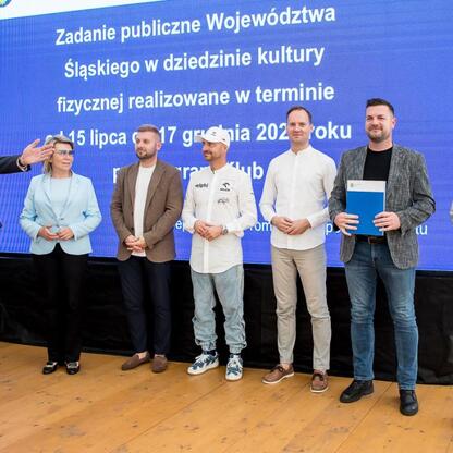 Leszek Pietraszek, wicemarszałek Województwa Śląskiego, podczas ceremonii symbolicznego prezentowania czeków na Superauto.pl Stadion Śląskim. (wygenerowano przez AI)