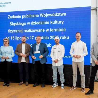 Leszek Pietraszek, wicemarszałek Województwa Śląskiego, wręczał symboliczne czeki przedstawicielom klubów sportowych na Superauto.pl Stadion Śląskim. (wygenerowano przez AI)
