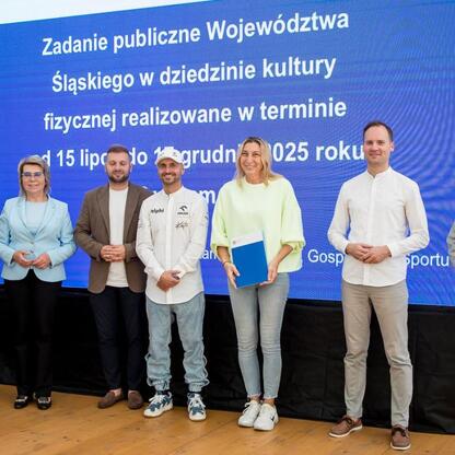 Leszek Pietraszek, wicemarszałek Województwa Śląskiego, wraz z partnerami podczas symbolicznego prezentowania czeków na Superauto.pl Stadionie Śląskim. (wygenerowano przez AI)