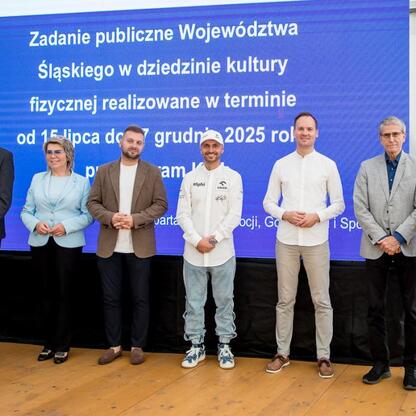 Leszek Pietraszek, wicemarszałek Województwa Śląskiego, wraz z partnerami podczas ceremonii symbolicznego prezentowania czeków na Superauto.pl Stadion Śląskim. (wygenerowano przez AI)