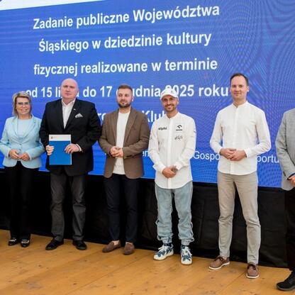 Leszek Pietraszek, wicemarszałek, prezentuje symboliczne czeki na Superauto.pl Stadionie Śląskim. (wygenerowano przez AI)
