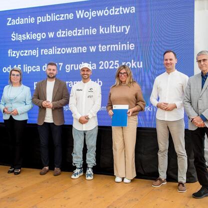 Wicemarszałek Leszek Pietraszek uczestniczy w ceremonii wręczenia symbolicznych czeków przedstawicielom klubów sportowych na Superauto.pl Stadionie Śląskim. (wygenerowano przez AI)