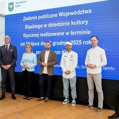 Wicemarszałek Leszek Pietraszek i przedstawiciele klubów sportowych podczas symbolicznych prezentacji czeków na Superauto.pl Stadionie Śląskim. (wygenerowano przez AI)