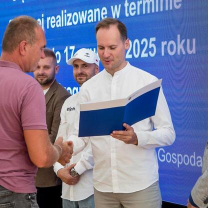 Formalna uroczystość na Stadionie Śląskim, gdzie przedstawiciele 154 klubów otrzymali symboliczne wsparcie finansowe. (wygenerowano przez AI)