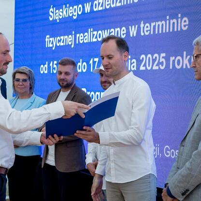 Wicemarszałek Leszek Pietraszek i przedstawiciele Sejmiku Województwa Śląskiego podczas symbolicznych prezentacji czeków dla 154 klubów sportowych w Superauto.pl Stadionie Śląskim. (wygenerowano przez AI)