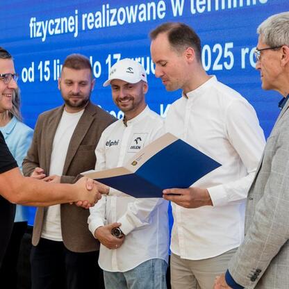 Celebrowanie sukcesu w Stadionie Śląskim: symboliczne czeki dla 154 klubów sportowych. (wygenerowano przez AI)