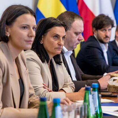 Grupa uczestników wzięła udział w konferencji dotyczącej bezpieczeństwa, energii i przemysłu na Śląsku. (wygenerowano przez AI)