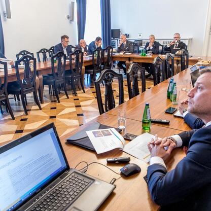 Wojciech Saługa, Marszałek Województwa Śląskiego, prowadzi rozmowy w konferencji Stowarzyszenia Biznes – Nauka – Samorząd 