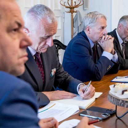 Grupa men prowadzi rozmowę w Radzie Programowej Stowarzyszenia Biznes – Nauka – Samorząd 