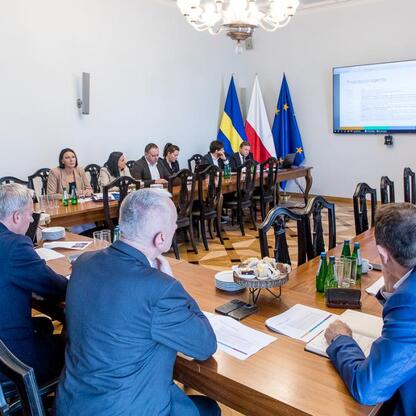 Formalna sesja dyskusyjna w konferencji dotyczącej przyszłości Śląska, z uwzględnieniem bezpieczeństwa energetycznego i strategii przemysłowych. (wygenerowano przez AI)