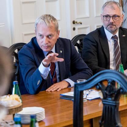 Wojciech Saługa, Marszałek Województwa Śląskiego, prowadzi rozmowę o przyszłości regionu i jego transformacji. (wygenerowano przez AI)