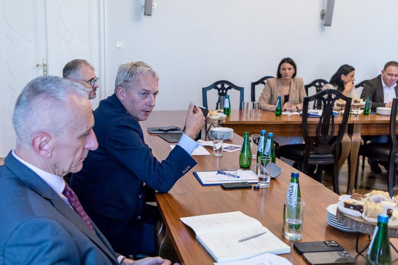 Wojciech Saługa i Leszek Pietraszek prowadzą rozmowy w Radzie Programowej Stowarzyszenia Biznes – Nauka – Samorząd "Pro Silesia". (wygenerowano przez AI)