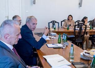 Wojciech Saługa i Leszek Pietraszek prowadzą rozmowy w Radzie Programowej Stowarzyszenia Biznes – Nauka – Samorząd "Pro Silesia". (wygenerowano przez AI)