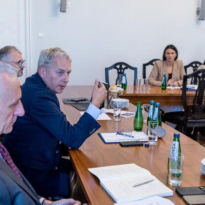 Wojciech Saługa i Leszek Pietraszek prowadzą dyskusję w konferencji 