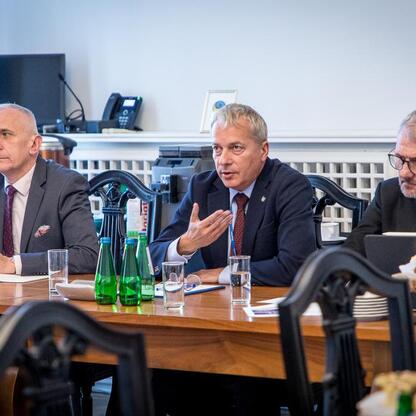 Wojciech Saługa i Leszek Pietraszek prowadzą rozmowy w Radzie Programowej Stowarzyszenia Biznes – Nauka – Samorząd 