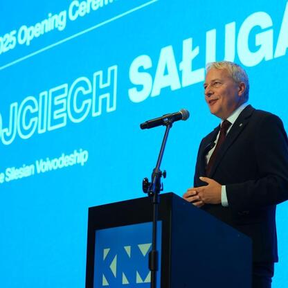 Marszałek Wojciech Saługa na otwarciu KNM 2025 w Katowicach. (wygenerowano przez AI)