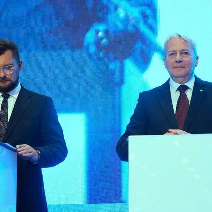 Podczas Kongresu Nowej Mobilności w Katowicach Marszałek Wojciech Saługa i inni uczestnicy podpisali list intencyjny na rzecz rozwoju nowego centrum mobilności w Śląsku. (wygenerowano przez AI)