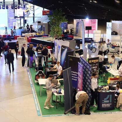 Bustling exhibition hall at the International Congress Center in Katowice, Poland, during the New Mobility Congress. (wygenerowano przez AI)