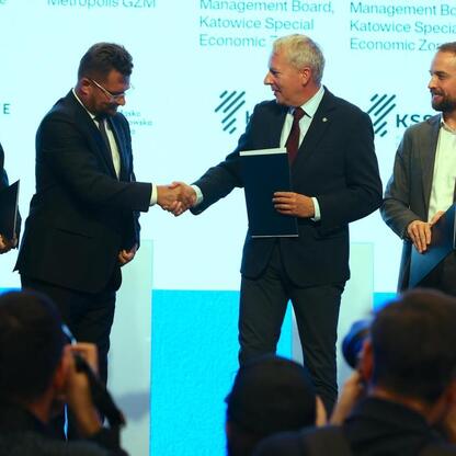 Wojciech Saługa, Marszałek Województwa Śląskiego, podpisuje list intencyjny na Kongresie Nowej Mobilności w Katowicach. (wygenerowano przez AI)