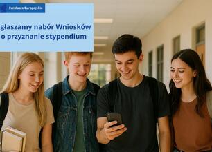 Grupa studentów w szkole ponadpodstawowej, promujące program stypendialny Unii Europejskiej. (wygenerowano przez AI)