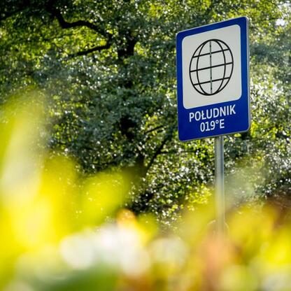 Znak informujący o położeniu 19-go południka geograficznego wschodniego w Katowicach, upamiętniający pracę geodetów i kartografów. (wygenerowano przez AI)