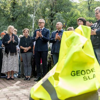 Zwiedzanie Parku Kościuszki w Katowicach, odsłonięcie Geodezjusza Śląskiego. (wygenerowano przez AI)