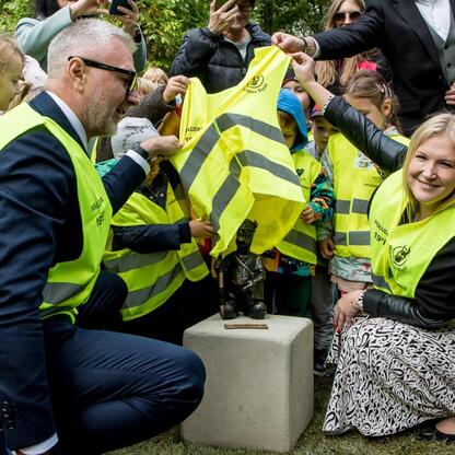 Zwiedzanie Parku Kościuszki w Katowicach, odsłonięcie figurki Geodezjusza, symbolizującego 19°E, dzielące Śląsk na dwie równe części. (wygenerowano przez AI)