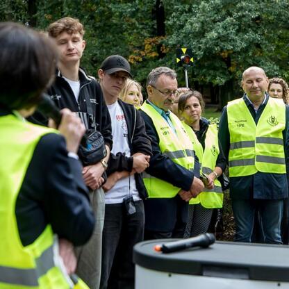 Zebrała się grupa geodetów w parku Kościuszki, uczczenie 19-go południka. (wygenerowano przez AI)