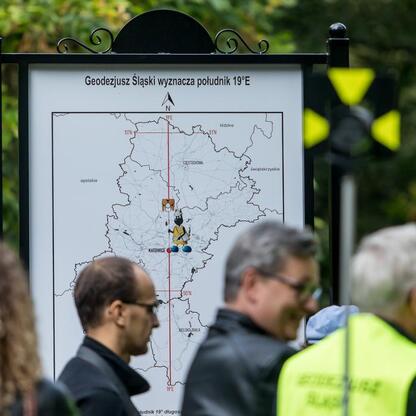 Park Kościuszki w Katowicach, 100-lecie imienia, 19°E meridian, Geodezjusz Śląski. (wygenerowano przez AI)