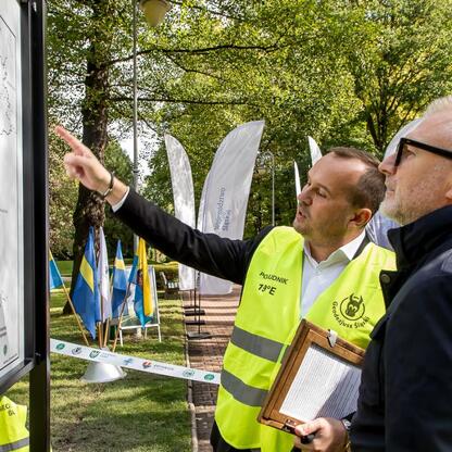 Grupa geodetów z Geodezjuszem Śląskim odsłania figurkę w parku Kościuszki, upamiętniając 100. rocznicę jego imienia. (wygenerowano przez AI)