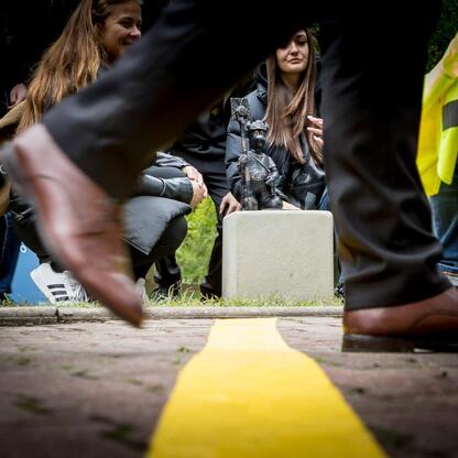 Zaprezentowanie figurki Geodezjusz Śląski w Parku Kościuszki w Katowicach, z okazji 19-go stopnia długości geograficznej wschodniej. (wygenerowano przez AI)