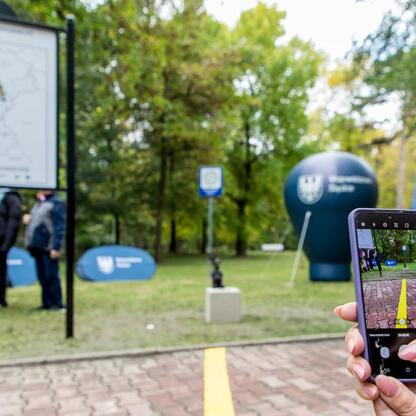 Nowy Geodezjusz figurine unveiled in Katowice's Park Kościuszki, marking the 19th meridian of longitude. (wygenerowano przez AI)