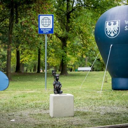 Bebok Geodezjusz w Katowicach, upamiętniający 19°E, południk astronomiczny. (wygenerowano przez AI)