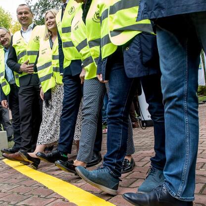 Zwiedzanie Parku Kościuszki w Katowicach, odsłonięcie figurki Geodezjusza Śląskiego. (wygenerowano przez AI)