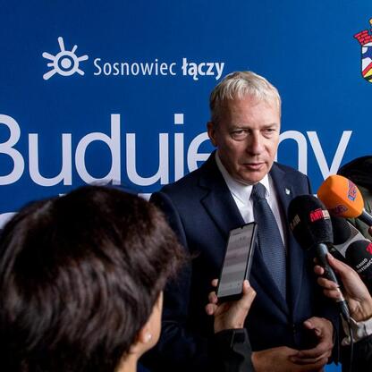 Wojciech Saługa, Marszałek Województwa Śląskiego, podczas konferencji prasowej w Sosnowcu. (wygenerowano przez AI)