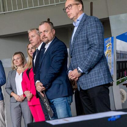 Marszałek Wojciech Saługa podpisuje umowę na rewitalizację byłej kopalni KWK Kazimierz-Juliusz w Sosnowcu. (wygenerowano przez AI)