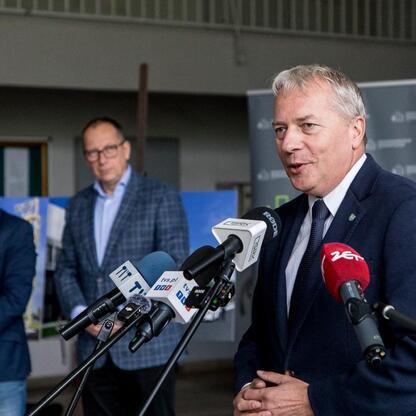 Marszałek Wojciech Saługa przemawia na konferencji prasowej o rewitalizacji byłej kopalni KWK Kazimierz-Juliusz w Sosnowcu. (wygenerowano przez AI)