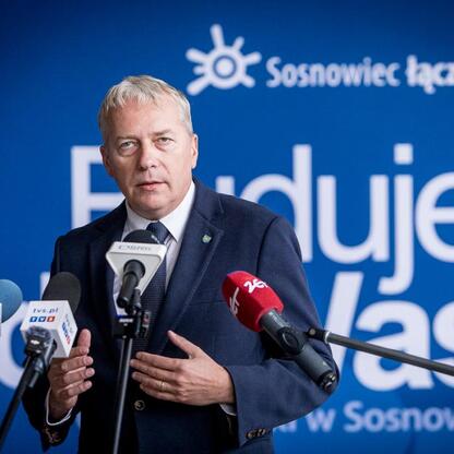 Marszałek Wojciech Saługa prowadzi konferencję prasową w Sosnowcu, podpisując umowę na rewitalizację byłego kopalni Kazimierz-Juliusz. (wygenerowano przez AI)