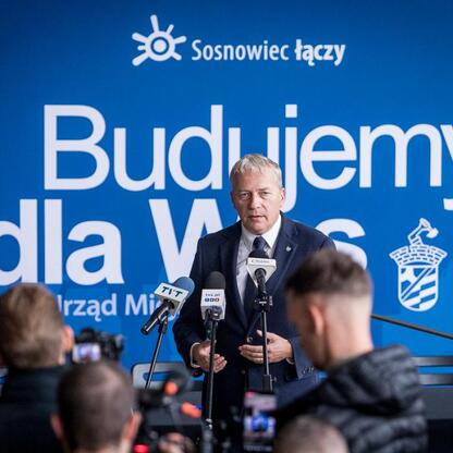 Marszałek Wojciech Saługa przemawia na konferencji prasowej w Sosnowcu, odbierając finansowanie projektu rewitalizacji byłej kopalni KWK Kazimierz-Juliusz. (wygenerowano przez AI)