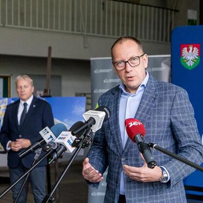 Marszałek Wojciech Saługa przemawia na konferencji prasowej o projekcie Funduszy Europejskich dla Śląska 2021-2027. (wygenerowano przez AI)