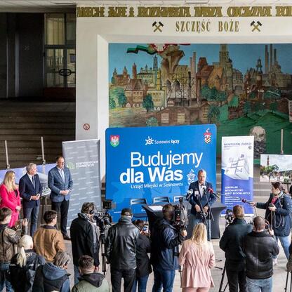 Uroczystość podpisania umowy o rewitalizację terenu dawnego kopalni Kazimierz-Juliusz w Sosnowcu. (wygenerowano przez AI)
