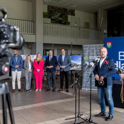 Wojciech Saługa, Marszałek Województwa Śląskiego, prowadzi konferencję prasową w Sosnowcu, oznaczając start rewitalizacji i adaptacji byłego KWK Kazimierz-Juliusz. (wygenerowano przez AI)