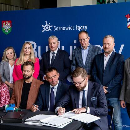 Podpis: Wojciech Saługa, Marszałek Województwa Śląskiego, podpisuje umowę o rewitalizację byłej kopalni Kazimierz-Juliusz w Sosnowcu. (wygenerowano przez AI)