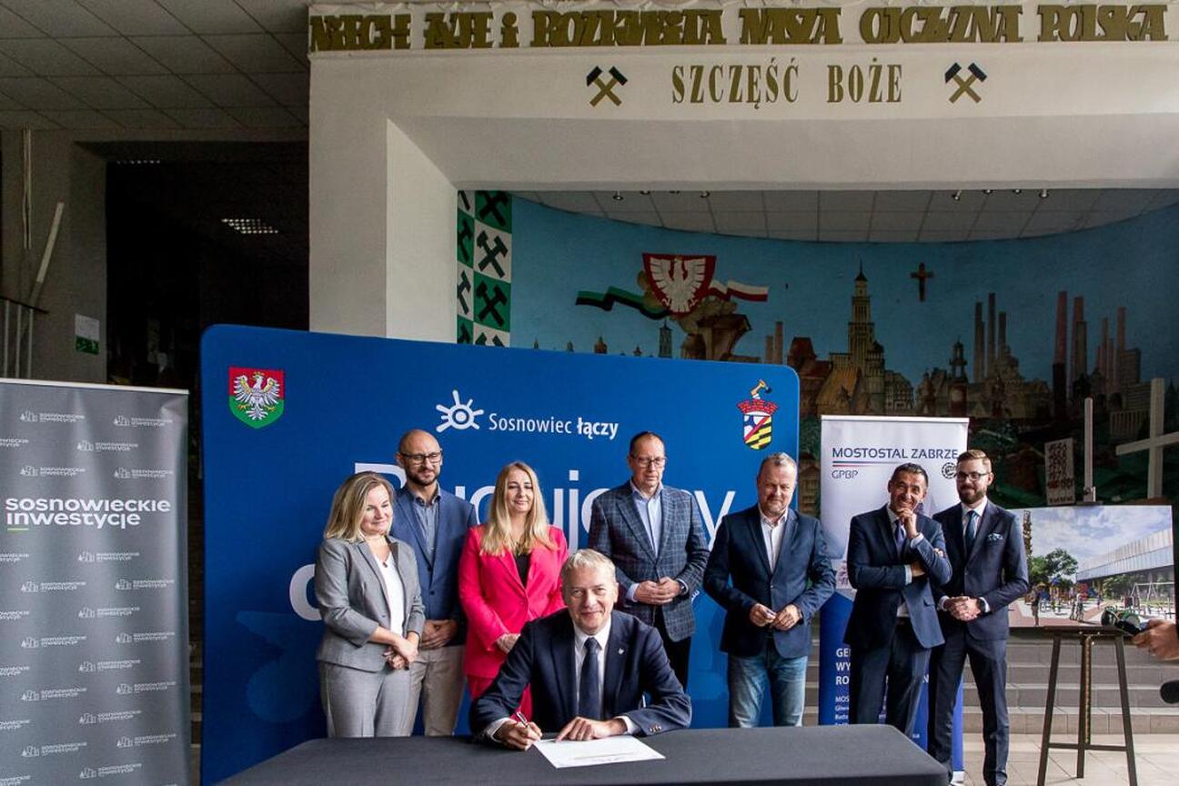 Oficjalna uroczystość podpisania umowy o rewitalizację byłego KWK Kazimierz-Juliusz w Sosnowcu, finansowanej ze środków unijnych. (wygenerowano przez AI)