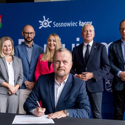 Podpis: Marszałek Wojciech Saługa podpisuje umowę na rewitalizację byłej kopalni KWK Kazimierz-Juliusz w Sosnowcu. (wygenerowano przez AI)