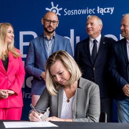 Podpis: Uroczyste podpisanie umowy na rewitalizację byłego kopalni Kazimierz-Juliusz w Sosnowcu, wspieranej przez Europejskie Fundusze. (wygenerowano przez AI)