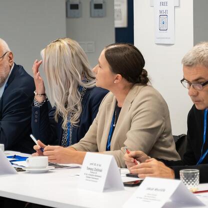 Panel dyskusyjny podczas VI posiedzenia Śląskiej Rady Edukacji, gdzie przedstawiciele edukacji dyskutują o przyszłości polskiej edukacji. (wygenerowano przez AI)