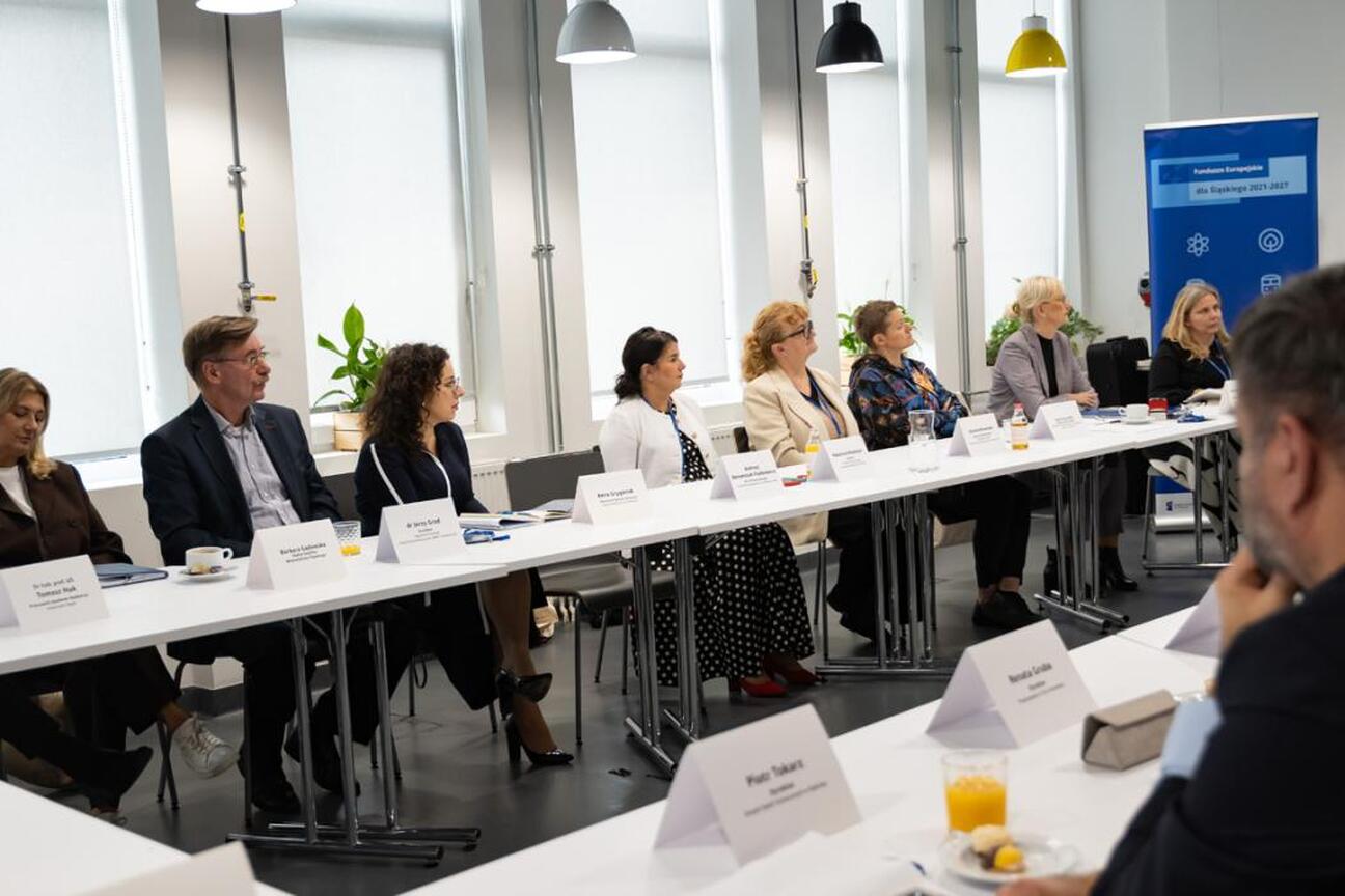 W czasie VI sesji Śląskiej Rady Edukacji podczas Śląskiego Kongresu Oświaty uczestnicy dyskutują o edukacji przedszkolnej, prezentując wyniki badań i rozwijając strategie dla przyszłości edukacji. (wygenerowano przez AI)