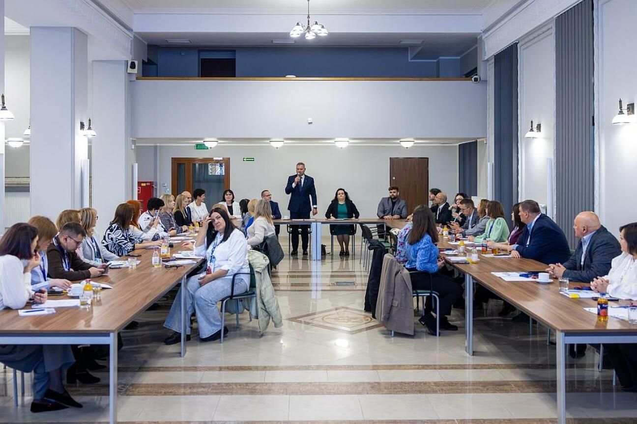 Rafał Adamczyk, członek Zarządu Województwa Śląskiego, prowadzi spotkanie z uczestnikami programu "Skills4Recovery". (wygenerowano przez AI)